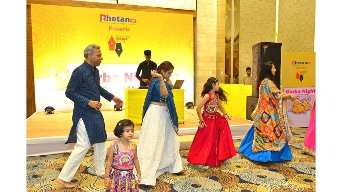 Gujarat Media Club and Rehtan TMT (Rehtan TMT) organized a traditional Navratri Garba festival on Saturday at Gwalia Blooms - PNN