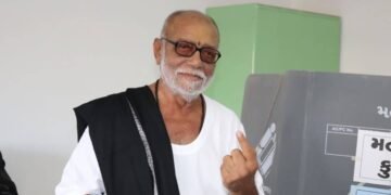 Renowned Spiritual Leader Morari Bapu Exemplifies Civic Duty, Casts Vote in Lok Sabha Elections