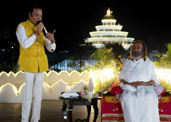 Dr. Dinesh Shahra pays heartfelt tribute to Gurudev Sri Sri Ravi Shankar on his birthday event in Bangalore