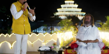 Dr. Dinesh Shahra pays heartfelt tribute to Gurudev Sri Sri Ravi Shankar on his birthday event in Bangalore