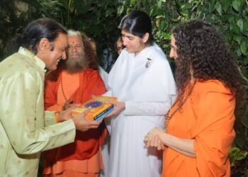 Dr. Dinesh Shahra, The Pioneer of Yellow Revolution Presents ‘Sanatan Living’ Series to BK Shivani Verma at Parmarth Niketan