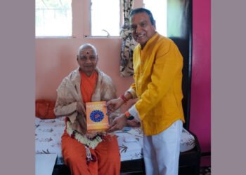 Dr. Dinesh Shahra Presents ‘Sanatan Living’ Book Series in Dialogue with Swami Govind Dev Giri Maharaj at Rishikesh