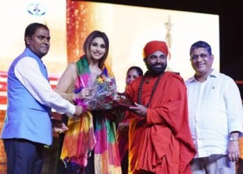 Sakshi Bhogal received the award for India’s Best Personality Transformation Coach for Men