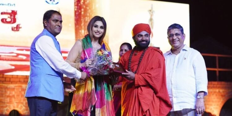 Sakshi Bhogal received the award for India’s Best Personality Transformation Coach for Men