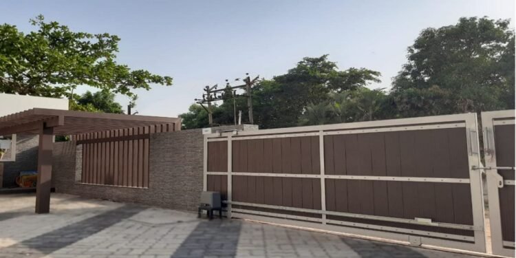 Cost-Effectiveness: WPC Planks Gates vs. Traditional Materials Gates