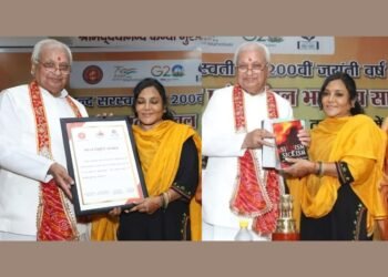 Author Dr Vaidehi Taman Receives Bharat Vibhuti Samman from Kerala Governor Arif Mohammad Khan