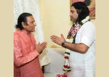 Renowned Philanthropist Dinesh Shahra and Spiritual Leader Shri Devkinandan Thakur Discuss initiatives for Social Welfare at Parmarth