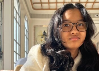 Bridging the Silent Distance: A 15-Year-Old’s Poignant Tribute to Grief