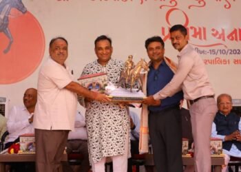 Mayur Vakani, Actor and Sculptor, Honored in Savarkundla for His Statue of Jogidas Bapu Khuman