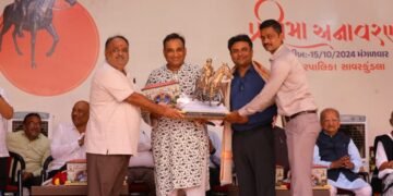 Mayur Vakani, Actor and Sculptor, Honored in Savarkundla for His Statue of Jogidas Bapu Khuman