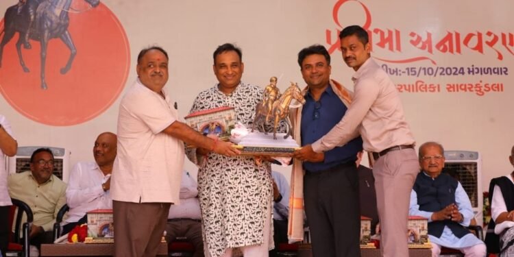 Mayur Vakani, Actor and Sculptor, Honored in Savarkundla for His Statue of Jogidas Bapu Khuman