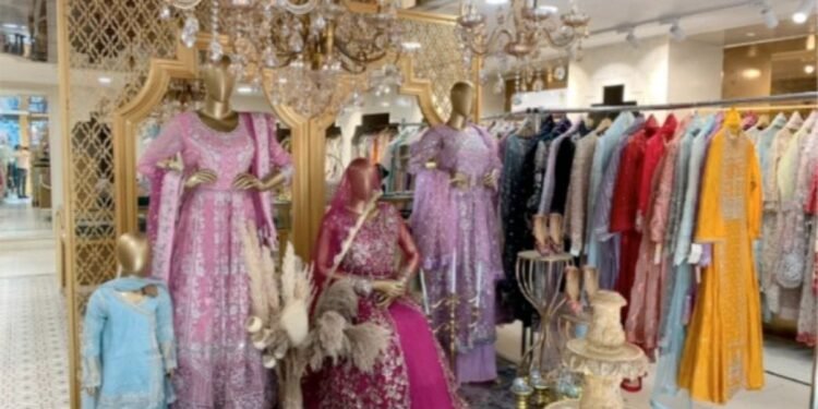 Pakistani Suit Trends for Indian Fashion Enthusiasts: What’s Hot Right Now