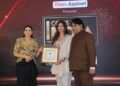Anita More Felicitated by Karishma Kapoor at Times Applauds Icons of India Event for Pioneering in Beauty Industry