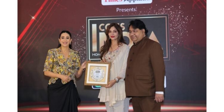 Anita More Felicitated by Karishma Kapoor at Times Applauds Icons of India Event for Pioneering in Beauty Industry