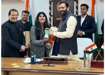 Haryana CM Meets Gurgaon’s Viral Hair Care Mom, Asks Her the Secret Behind “Daadi Ka Magic”