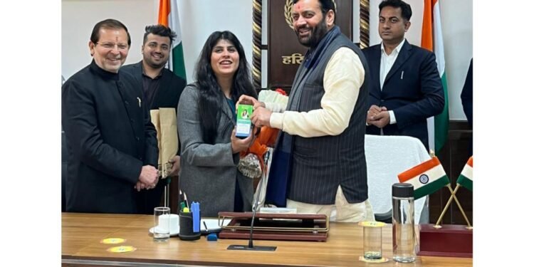 Haryana CM Meets Gurgaon’s Viral Hair Care Mom, Asks Her the Secret Behind “Daadi Ka Magic”