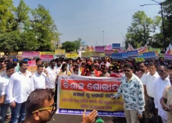 Kalahandi Tribals Urge CM to conduct Gram Sabha of Lanjigarh Bauxite Mines for development of the region