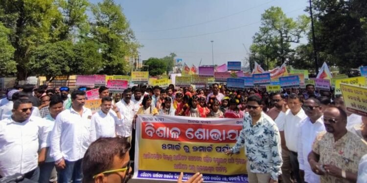 Kalahandi Tribals Urge CM to conduct Gram Sabha of Lanjigarh Bauxite Mines for development of the region