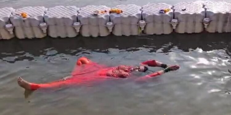 Dr. Savitha Rani Makes History at Maha Kumbh Mela as the World’s First to Perform Jalayoga