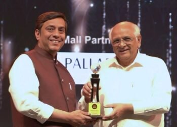 Maulik Bhatt Presented With the “Pride of Gujarat–Most Trusted Astrology Guru” Award from CM Bhupendra Patel