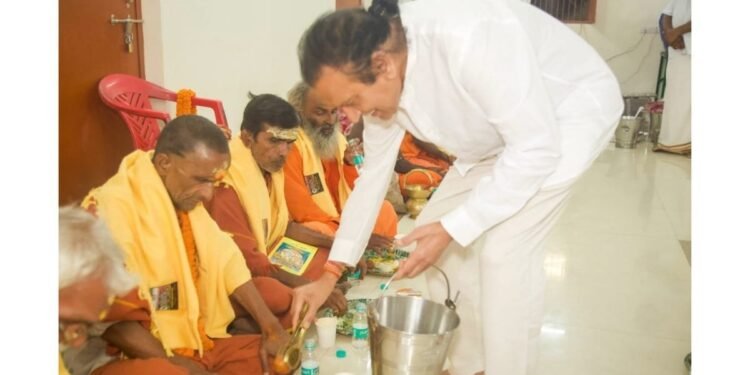 Dinesh Shahra Foundation Pays Tribute to Swami Sivananda Maharaj at Varanasi Ashram