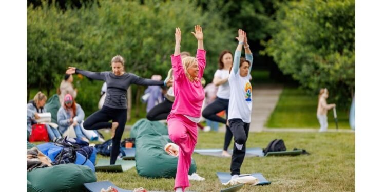 7000 Muscovites and tourists took part in International Yoga Day at VDNH