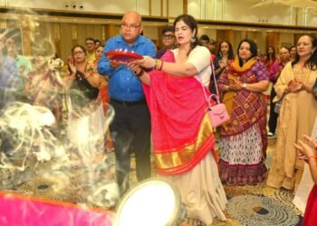 Gujarat Media Club and Rehtan TMT (Rehtan TMT) organized a traditional Navratri Garba festival on Saturday at Gwalia Blooms, located on Sindhu Bhavan Road