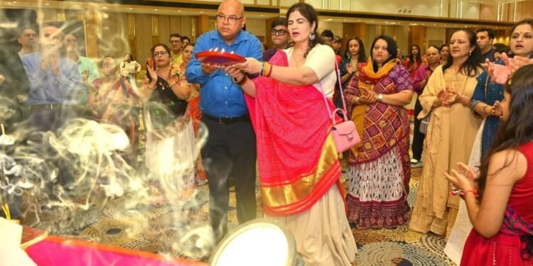 Gujarat Media Club and Rehtan TMT (Rehtan TMT) organized a traditional Navratri Garba festival on Saturday at Gwalia Blooms, located on Sindhu Bhavan Road