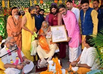 Mahant Nritya Gopal Das Ji Maharaj blesses Dr. Abhishek Verma as ‘Sanatan Warrior’