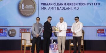 Amit Badlani, MD of Vihaan Clean & Green Tech & Go Green Mechanisms, honoured by CM Bhupendra Patel
