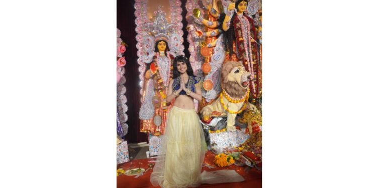 Jashn Agnihotri Spotted at Durga puja Pandal, Winning Hearts with her simplicity and faith