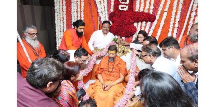 Mahamandaleshwar Kailashanand Giri met devotees at RPS 12th Avenue, Faridabad