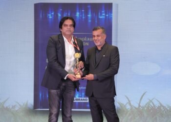 Amit Kumar Singh Honored with Excellence in Journalism Award 2025-26 by Chetan Bhagat