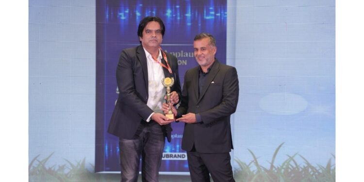 Amit Kumar Singh Honored with Excellence in Journalism Award 2025-26 by Chetan Bhagat