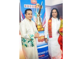 Devkinandan Thakur Ji Maharaj and Bada Business Founder Dr Vivek Bindra Unveil SPL Trophy