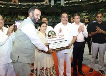 Union Minister C. R. Patil’s Birthday Marked by Mega Social Service Drive: 5,100 Girls Receive Educational Aid in Surat