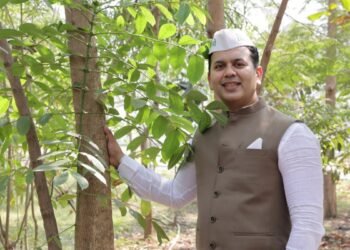 Greenman Viral Desai’s ‘Shahid Smriti Van’ Gains National Acclaim at IIT Bombay for Combating Industrial Pollution