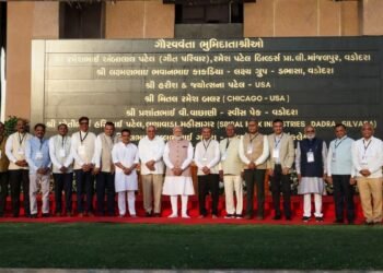 PM Narendra Modi Inaugurates Sardardham in Vadodara, Meets Trustees Including Dr. Parul Patel