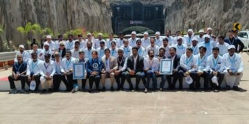 Guinness Glory: CM Devendra Fadnavis praises Navayuga for landmark Missing Link Project