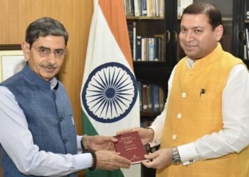 Cultural Envoy Sundeep Bhutoria Calls on West Bengal Governor; Presents Handwritten Copy of Tagore’s Gitanjali
