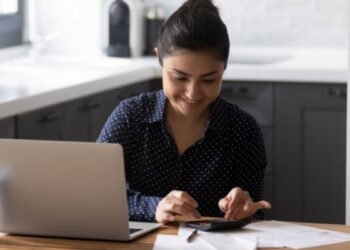 Why More Salaried Professionals Are Choosing Personal Loans Over Borrowing from Friends