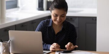 Why More Salaried Professionals Are Choosing Personal Loans Over Borrowing from Friends