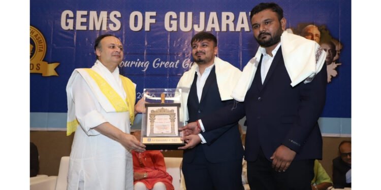 Raj Upadhyay and Jaypalsinh Sarvaiya of Carzbazzar honoured with Gujarat Vikas Asmita Award